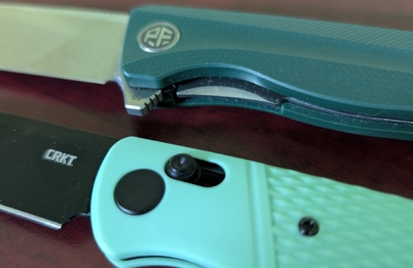 Image showing two knives with different lock mechanisms